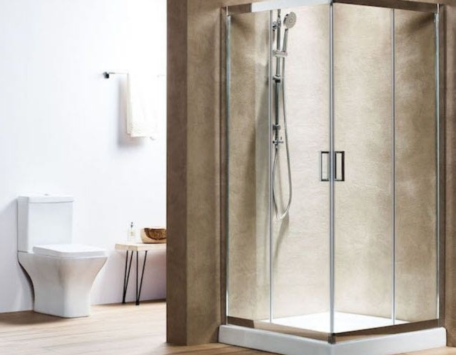 Μπάνιο στο οποίο φαίνεται μία τετράγωνη καμπίνα ντουζ με ινοξ πλαίσιο και ινοξ στήλη ντουζ. Πιο πίσω φαίνεται και μία λευκή λεκάνη δαπέδου
